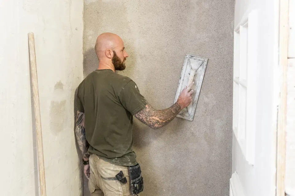 Stukadoor met de wand glad