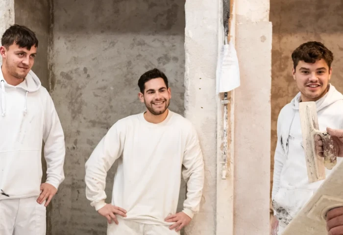 Studenten Gezel stukadoor krijgen instructie van een docent