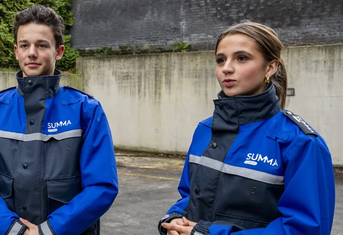 Summa Veiligheid_Handhaver toezicht en veiligheid studenten spreken persoon aan op straat