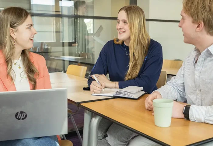 يناقش طلاب قسم السلامة بدوام كامل، بقيادة فريق برنامج التدريب المهني طويل الأمد (LTAP)، نهجهم.