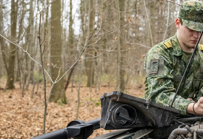 VeVa Allround technicus voertuigen - studenten sleutelen aan een voertuig in de bossen