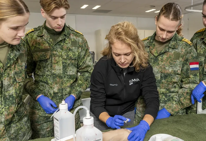 VeVa Mbo-verpleegkundige - studenten krijgen les van een ervaren docent