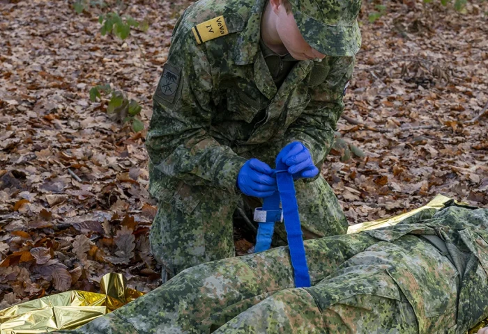 VeVa Verzorgdende IG - studenten helpen een gewonde in het veld