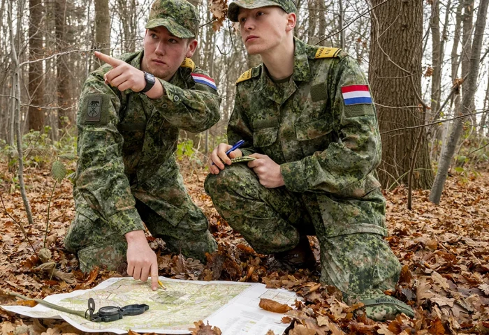 VeVa onderofficier Grondoptreden - studenten navigeren met kaart in de bossen
