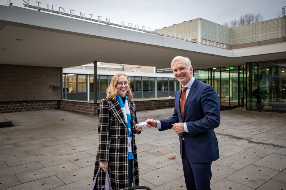 Wethouder Robert Strijk overhandigt eerste sportkaart aan mbo-student Zoë Rijnders - sportkaarten voor SintLucas, De Rooi Pannen, Summa