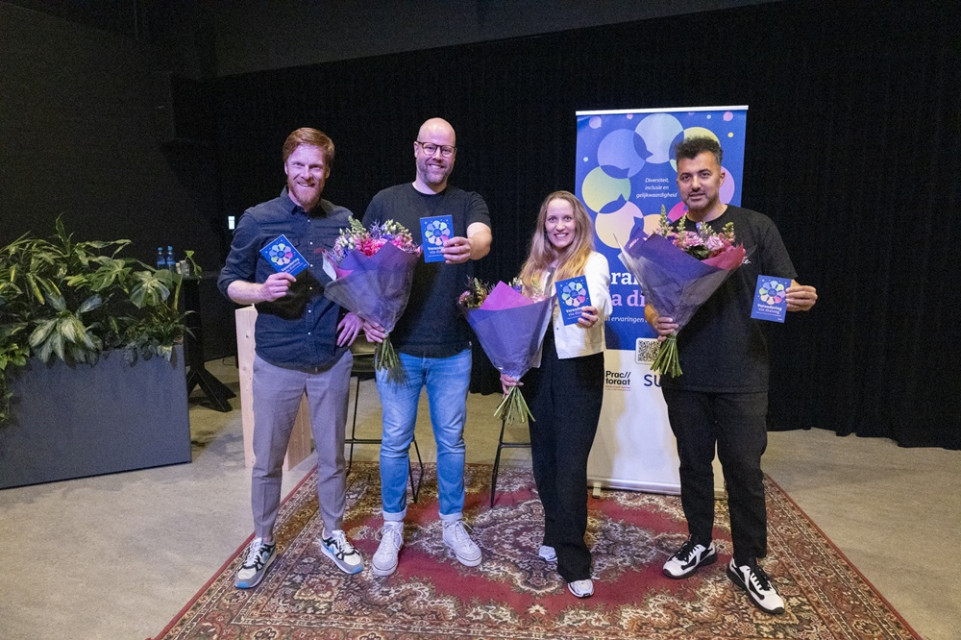 Boekoverhandiging Summa, op de foto Hans Panjoel, Bennie Krol, Rinske Broekman en presentator Eus klein NW