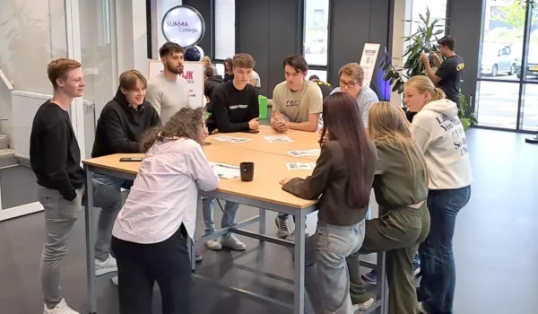 Studenten samen in gesprek over duurzaamheid tijdens innovatieve workshop