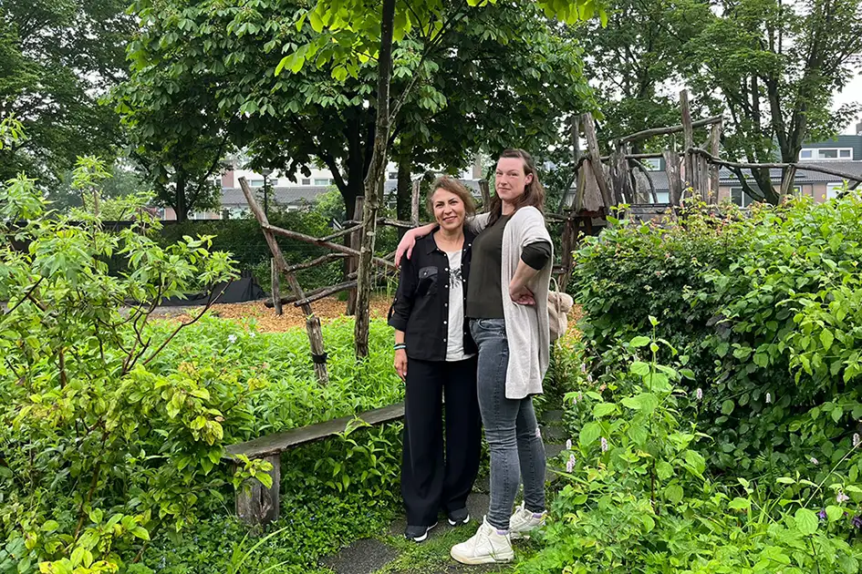 Fariba en Nadine staan samen op de foto.