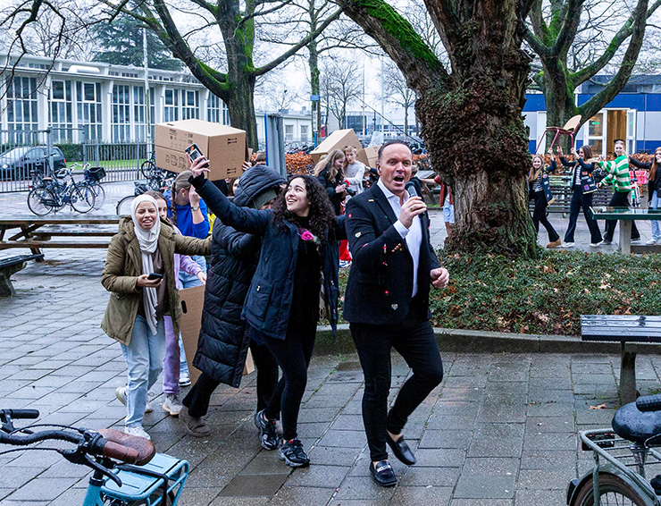 Ludieke verhuizing Montessori College naar tijdelijk onderkomen