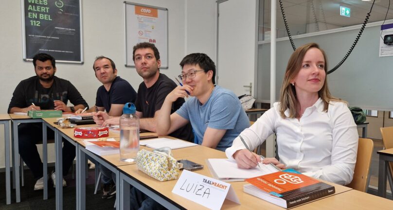 Samenwerking Taalkracht en ASML: Luiza leert Nederlands – en vindt haar droombaan