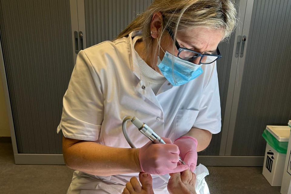 Sonja Olde Daalhuis aan het werk als pedicure.