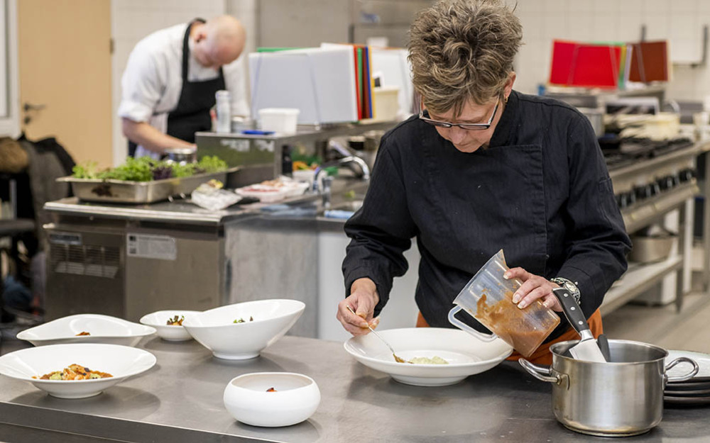 Josepha Saelmans aan het werk in een keuken.