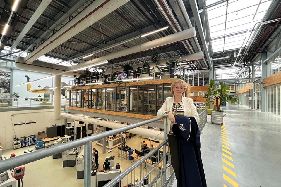 Irene van Rooij in een Summa omgeving.