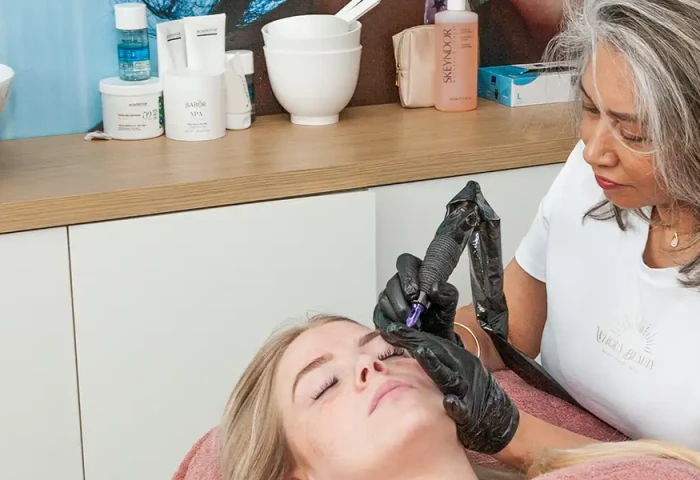 Schoonheidsspecialiste brengt permanente make-up aan bij cliente