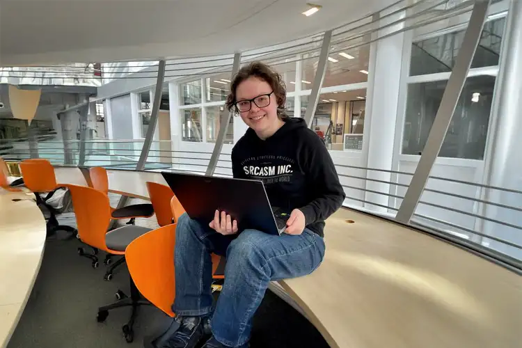 Kinga Wullems poseert met laptop op schoot.