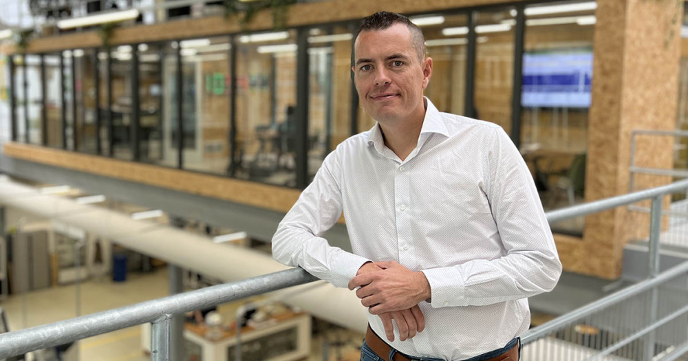 Joost van Heist in een onderwijsomgeving.