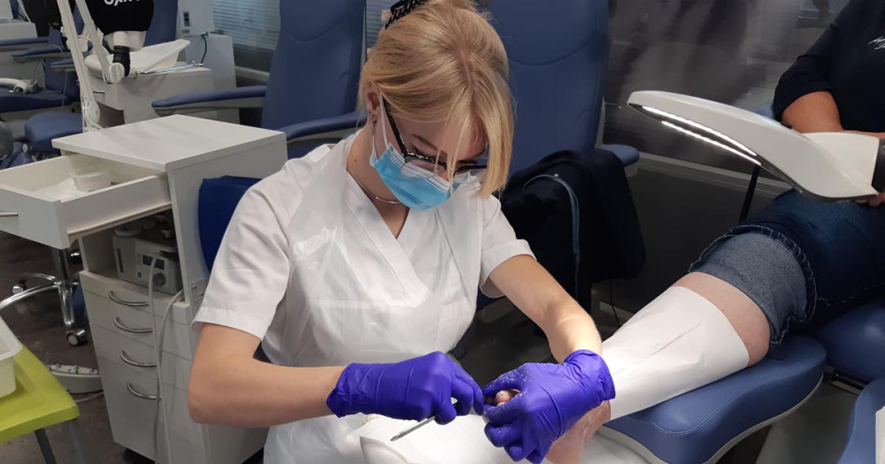 Elena Janssen aan het werk als medisch pedicure.