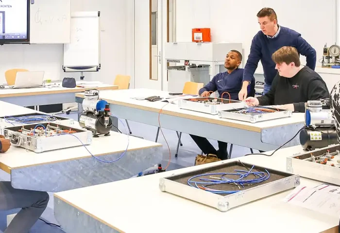Een groep werkt in de klas onder leiding van de docent aan een project