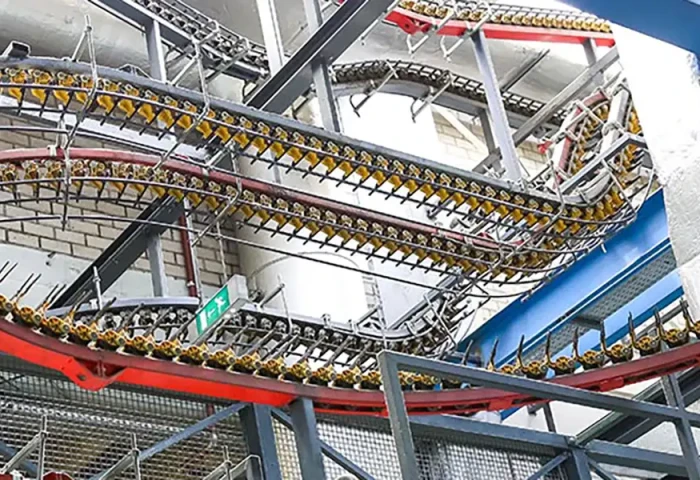 Producten rollen door een gigantische productiemachine