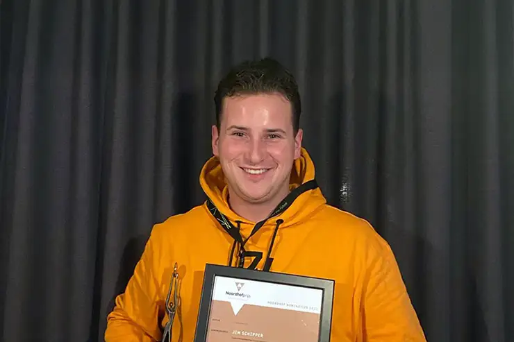 Jim Schipper poseert met certificaat en prijs