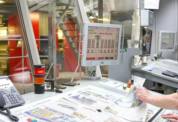 Procesoperator houdt een machine in de gaten via een groot bedieningspaneel