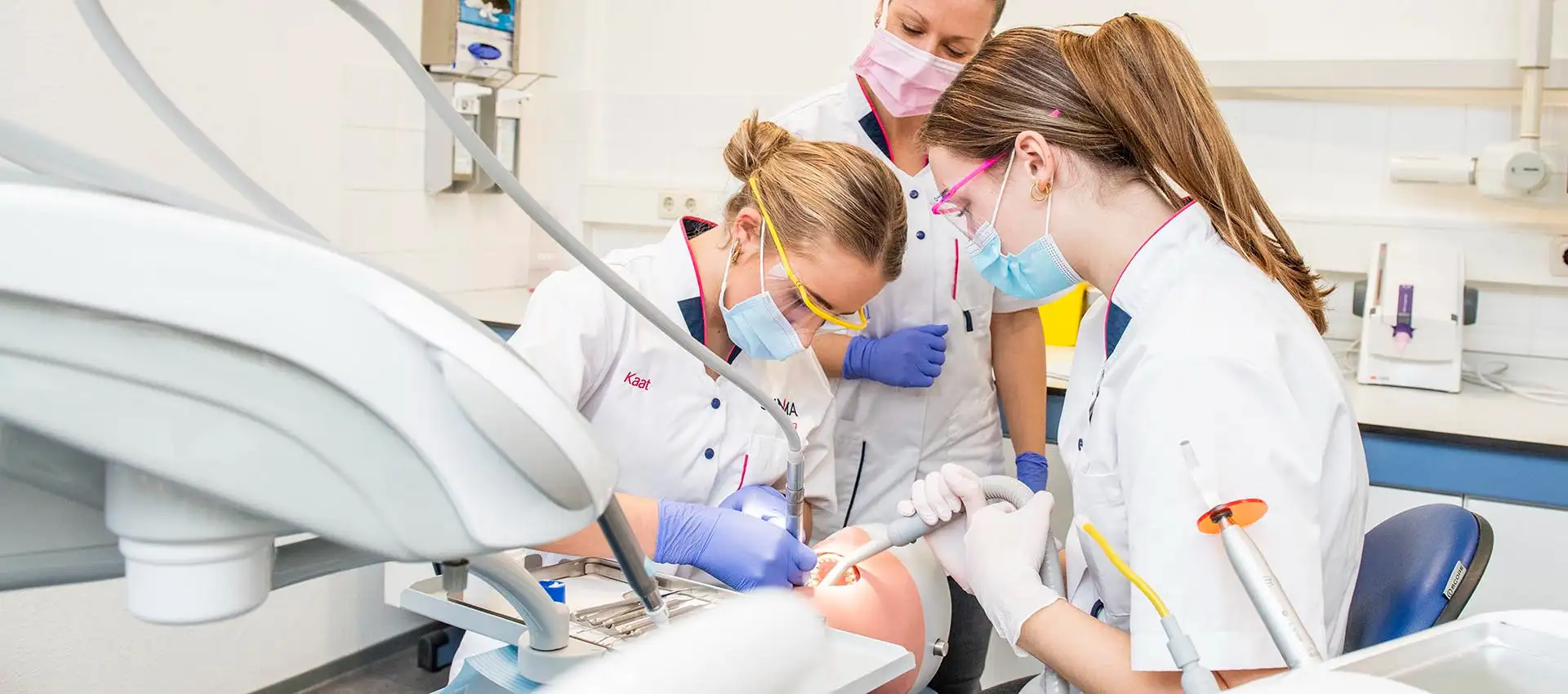 Studenten aan het werk in de moderne zorgpraktijk van Summa Onderwijs