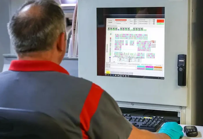 Een operator houdt een machine in de gaten op een digitaal scherm