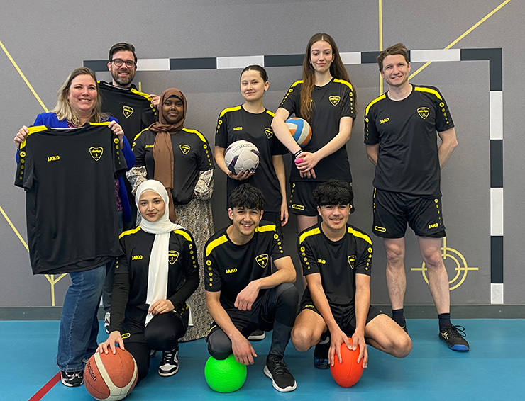 Stichting DRIP steekt leerlingen Summa Plus in nieuwe sportkleding