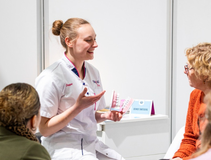 Denise koos na de havo voor de opleiding Tandartsassistent
