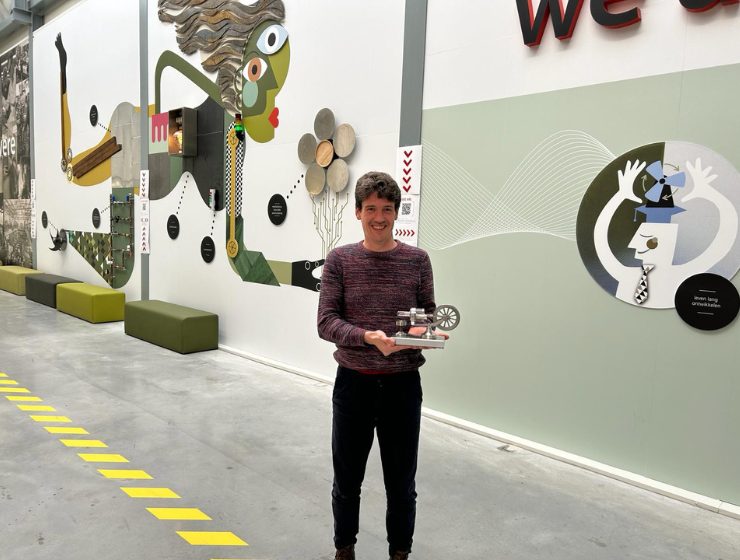 Teun presenteert met trots zijn motor, aangedreven door een theelichtje