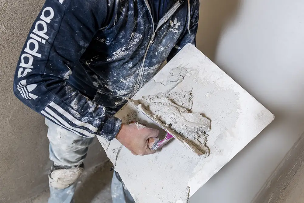 Met zakken gips sjouwen en aan muren trekken is gratis fitness