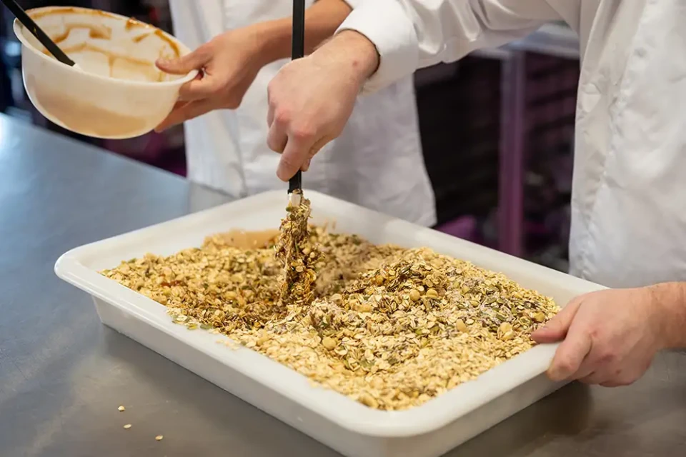 Bakkershanden mengen een crumble