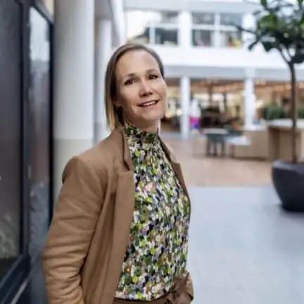 Portret van Patricia van der Linden in het Atrium bij Summa