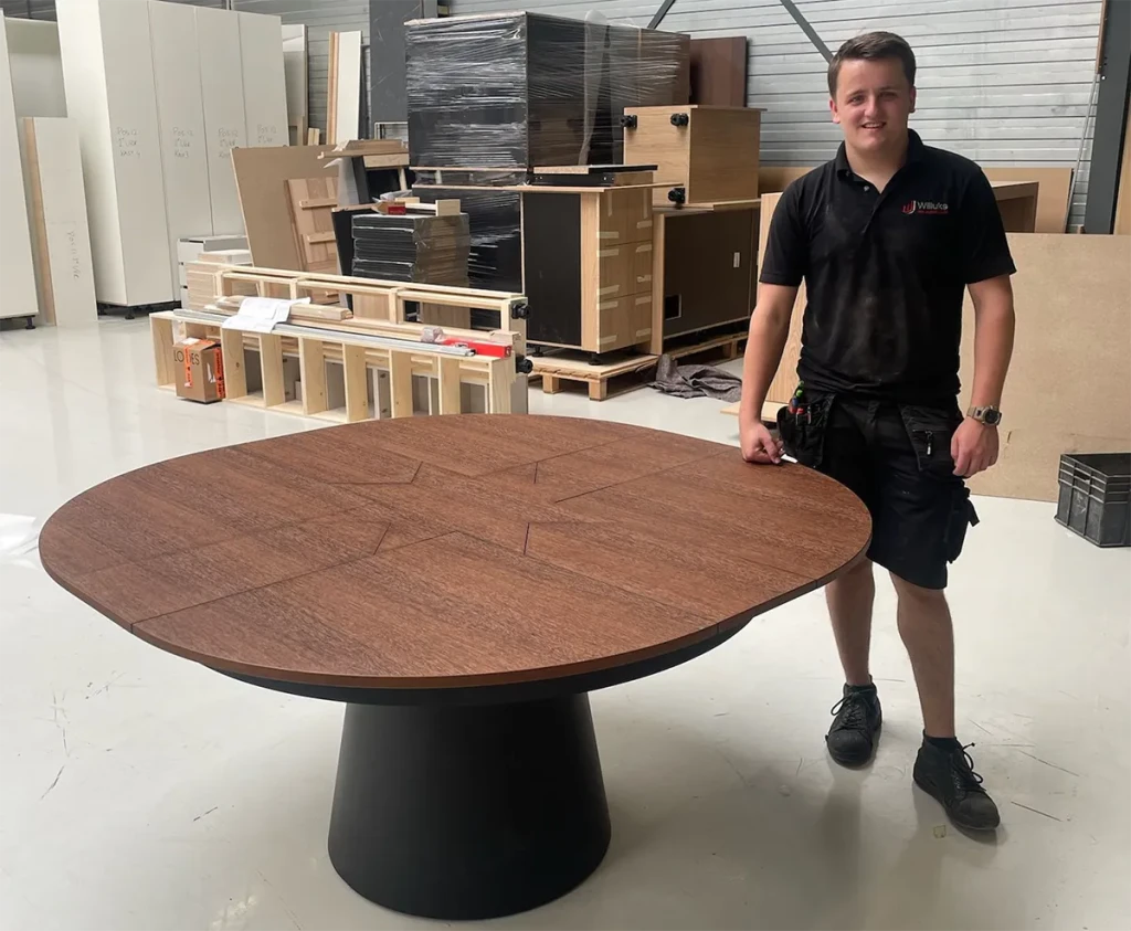 Jorrit creëerde een technisch complexe tafel die zich ontvouwt tot een unieke stervorm