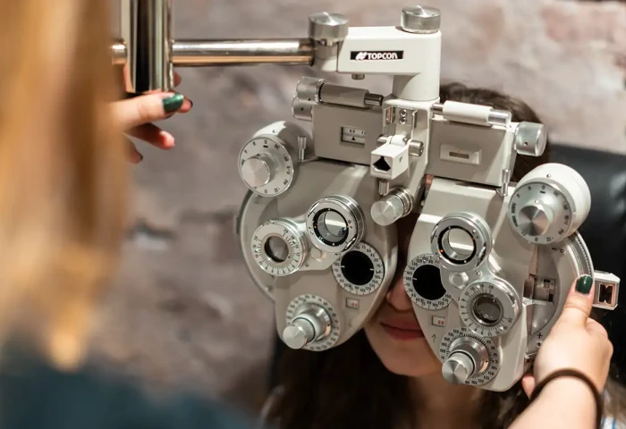 Student voert oogmeting uit.