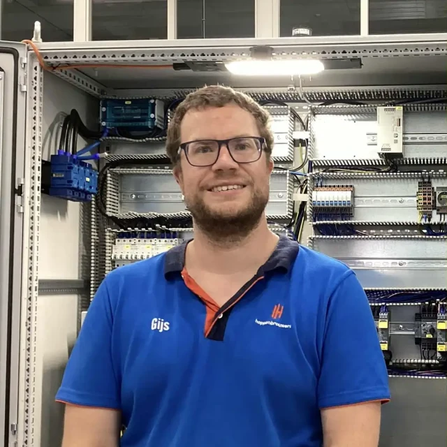 Gijs poseert voor een schakelkast.