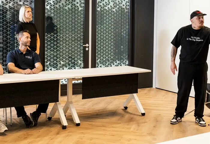 Een lessituatie waarin een trainingsacteur assertiviteit oefent met een student.