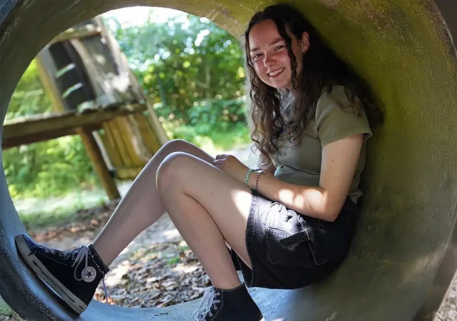 Jinte Prein zit in een betonnen cylinder