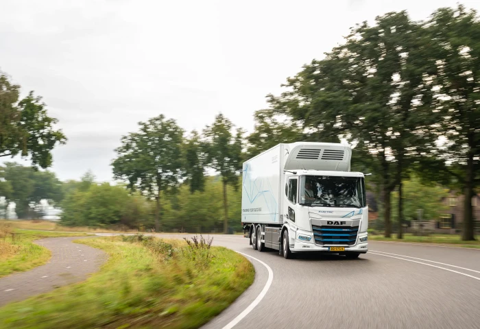 Electrische vrachtwagen rijd door een landschap