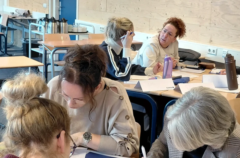 medewerkers van parmant scholen in de klas waar ze engels leren