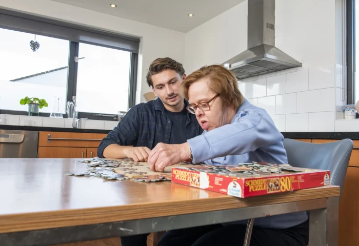 Client en ondersteuner spelen een spel aan de tafel