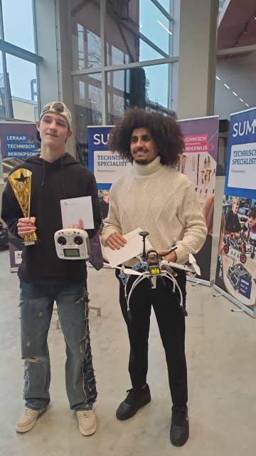 Het gouden team tijdens de drone-challenge.
