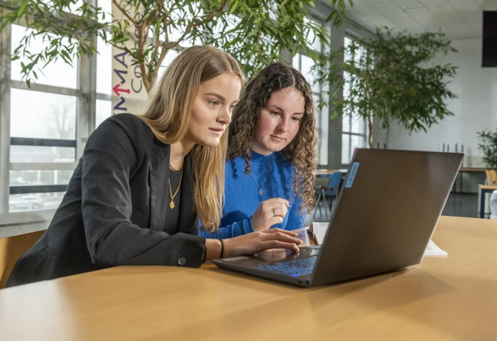 طالبان يعملان على جهاز كمبيوتر محمول واحد