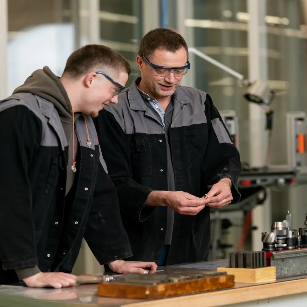 docent geeft uitleg aan student