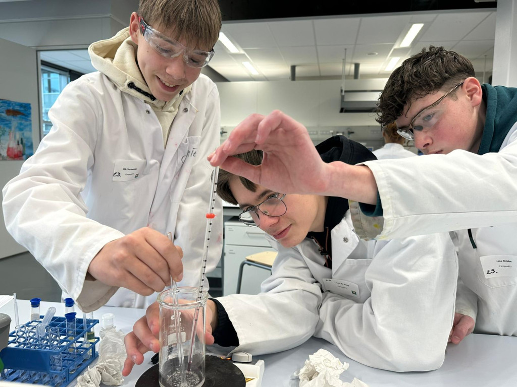 Roeren, meten en analyseren: middelbare scholieren ontdekken Summa Laboratorium