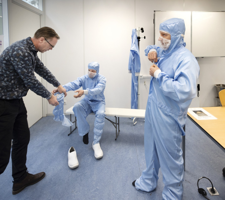 Twee cursisten bij Summa Techniek leren hoe zij volgens de protocollen een cleanroompak aantrekken tijdens de nieuwe cursus Werken in een cleanroom.
