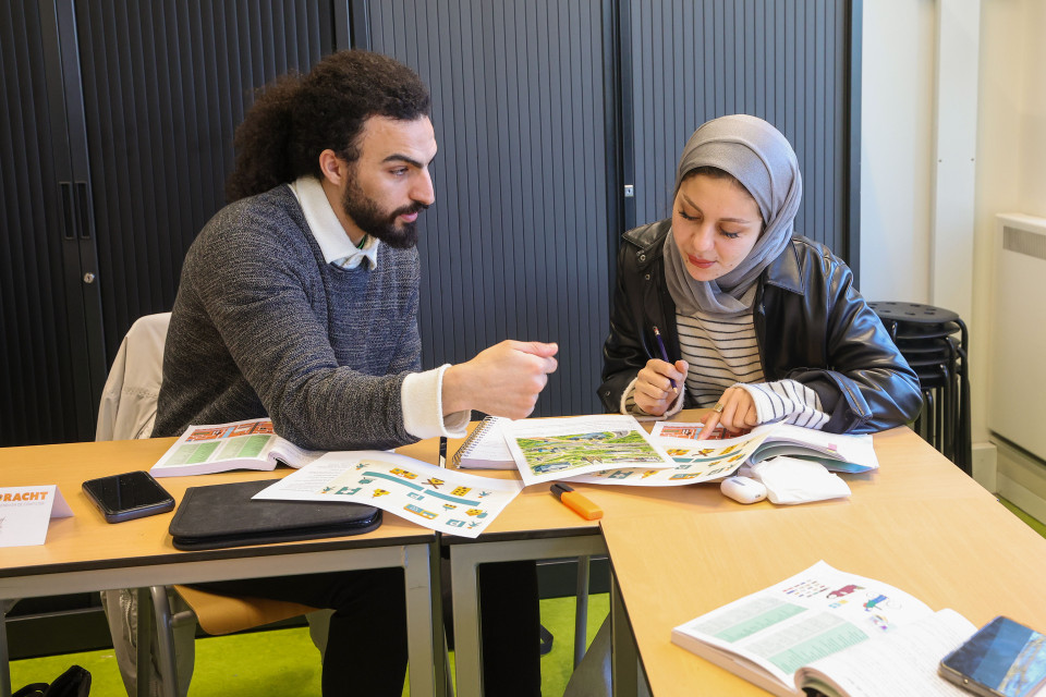 Asielzoekers volgens Nederlandse les tijdens techniektraject Summa.