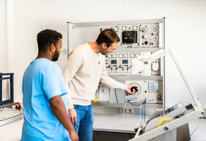 Docent en student bij Summa Engineering