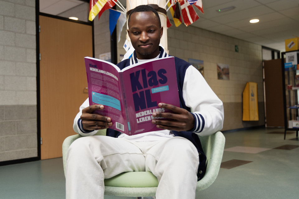 Fahad Mpomba pleit samen met Summa voor de omkeerregeling, zodat internationale mbo-studenten meer kans krijgen om hun diploma te halen.