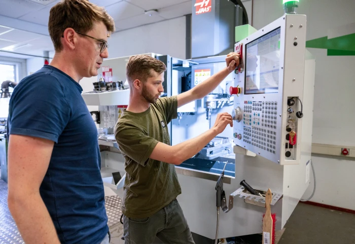 Docent geeft uitleg bij Summa Engineering